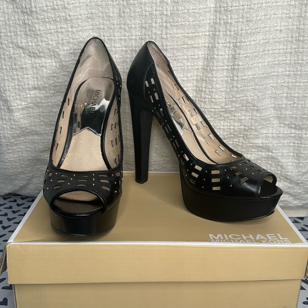 81/2M MICHAEL KORS Black Glazed Leather Platform Pumps!!